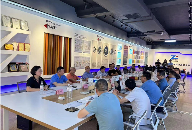 寧波涂協考察團來到了青島中氟氟碳材料有限公司，公司總經理宋兆斌熱情歡迎了考察團。在座談交流會上，宋兆斌總經理詳細介紹了公司的產品體系，包括FEVE水性氟碳涂料、油性氟碳涂料、UV光固化涂料等。他強調了公司在氟碳領域的深耕細作和標準的豐富經驗，為行業內其他企業提供了學習的機會。
