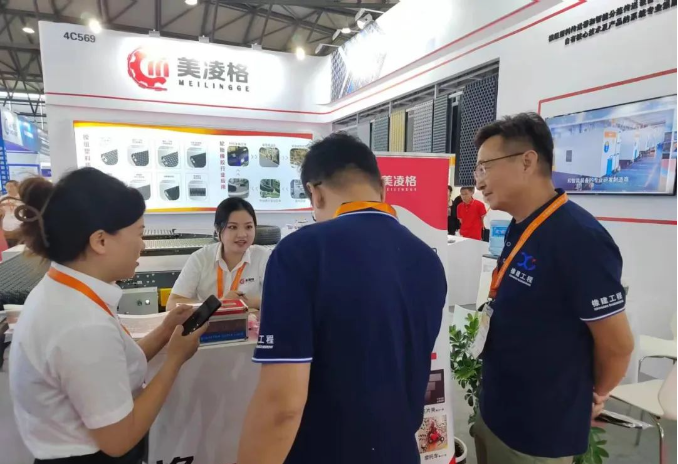 展會期間，眾多參觀者對美凌格的輪胎傳送帶解決方案給予了高度評價。客戶紛紛表示，美凌格的先進技術和創新產品為生產線的運作提供了更高效的解決方案，使他們在提高生產效率的同時，降低了成本和資源浪費。