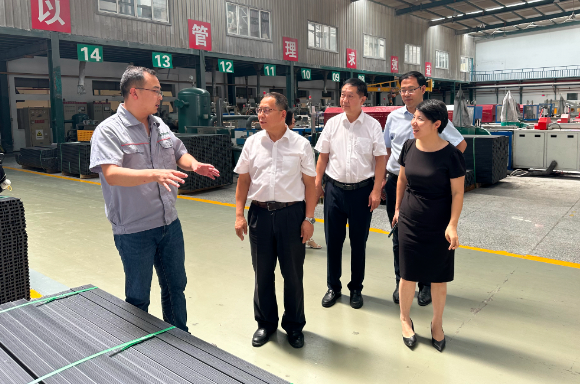 在考察過程中，代表團(tuán)還訪問了多家塑料企業(yè)，其中包括了杭州明象科技有限公司、浙江中財(cái)型材有限責(zé)任公司以及浙江同正管道技術(shù)有限公司等。他們與企業(yè)高層進(jìn)行了座談，了解了企業(yè)的發(fā)展歷程、產(chǎn)品研發(fā)、市場(chǎng)拓展和主要客戶情況。同時(shí)，代表團(tuán)也提供了專業(yè)意見和建議，鼓勵(lì)企業(yè)參與更多行業(yè)活動(dòng)，拓展品牌形象，并加強(qiáng)與協(xié)會(huì)的合作。