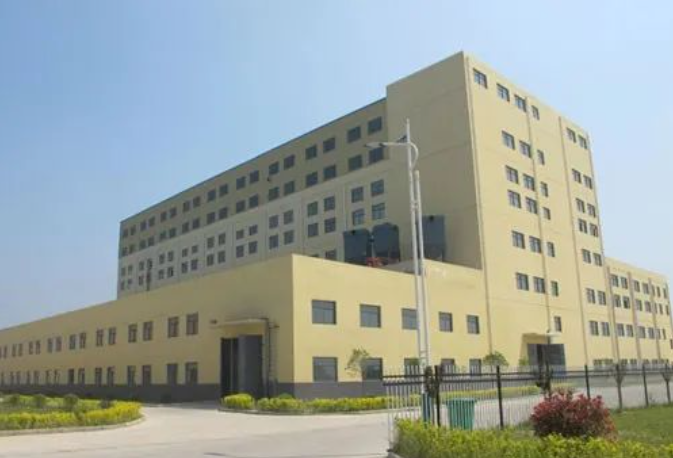 吉馳輪胎成立于2011年，總部位于中國安徽蚌埠懷遠經濟開發區，占地1000畝。公司專注于高性能半鋼子午線輪胎的研發、生產和銷售，項目總投資30億元，設計產能1200萬套。公司擁有國內外一流的研發、生產、檢測設備，所有主要設備均來自歐盟、日本等國的進口。