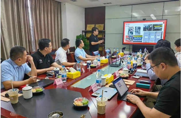 會議伊始，就利得系服務(wù)商上半年銷售復(fù)盤總結(jié)，從批發(fā)渠道、零售渠道、定價策略和品牌運營等多個角度進(jìn)行了深入分析。利得系目前在發(fā)展中面臨一些挑戰(zhàn)和難題，雙方進(jìn)行了原因分析，并共同探討了解決問題的策略和措施。