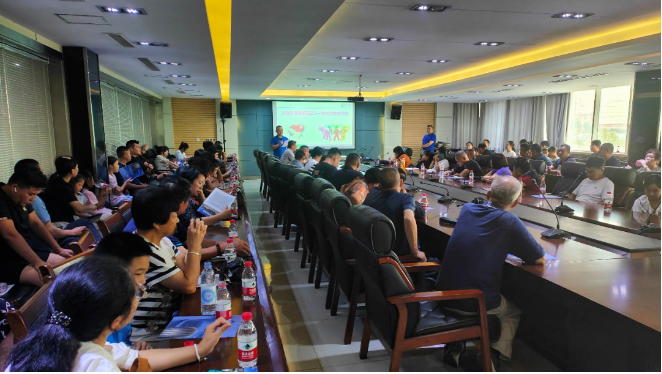昌豐工廠國內銷售總監朱春暉首先發表了歡迎辭，對東森公司在市場開拓和營銷創新方面的努力表示高度評價，對零售門店在海福萊輪胎推廣方面的貢獻表示誠摯感謝。會議上，昌豐工廠的專家分享了新能源車輪胎關鍵技術，東森輪胎團隊則詳細介紹了海福萊品牌在山東市場的營銷規劃和新能源車輪胎適配車型等內容。此外，東森輪胎總經理高成軍也分享了關于新形勢下門店經營的思維轉變和落地方法。