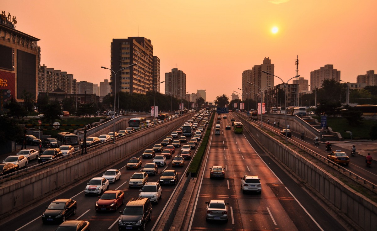 為了刺激汽車市場發展，自2023年6月起，中國中央政府出臺了一系列政策，旨在促進消費和釋放內需。這包括了2023年新能源汽車下鄉活動的啟動，以及延長現行新能源汽車購置稅減免政策至2027年底的消息。此外，國務院辦公廳于7月28日轉發了國家發改委的關于恢復和擴大消費的措施，進一步提振了市場信心。