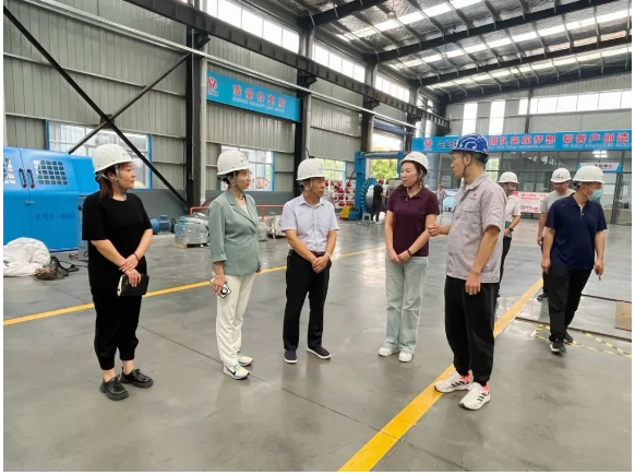 焦作市政府高層代表團于9月20日蒞臨河南華東電纜股份有限公司，對其二期重點項目建設情況進行了深入調研。本次代表團成員包括焦作市人大財經委主任畢明奇、市發改委副主任景國紅等，與之同行的還有修武縣發改委副主任付英祖、經開區黨工委委員、科技和人力資源局局長王愛萍等政府官員。華東電纜外聯副總青炎飛陪同進行了調研。