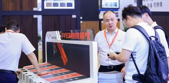 據(jù)了解，榮基公司在本次展會上展示了一系列密封膠條產(chǎn)品，包括TPV三復(fù)合膠條、三元乙丙膠條、氯丁橡膠膠條和硅膠膠條等，這些產(chǎn)品廣泛應(yīng)用于門窗幕墻、家用電器、光伏等多個領(lǐng)域，為高品質(zhì)生活提供全方位的支持。