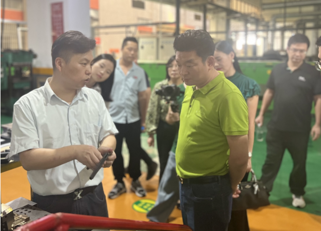 榮基塑料制品有限公司一直以來致力于創新和卓越，為門窗行業提供高品質的密封膠條產品。在曾奎會長的引領下，走訪團成員深入參觀了榮基公司的智能化車間。2022年底，榮基對其煉膠中心進行了全面煥新升級，引進了全自動上輔機和下落式密煉機混煉膠系統，并植入了自動化管理系統，這不僅進一步提高了產能，也徹底提升了企業的智能化管理水平。