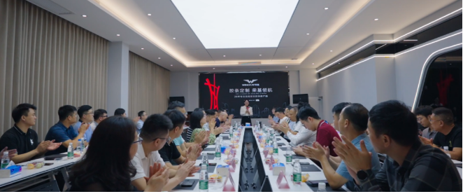 在隨后的座談會上，雙方進行了深入的交流與探討。座談會由榮基公司總經理劉進容主持，他詳細介紹了榮基的發展歷程、技術優勢和經典項目。特別值得一提的是，劉總還詳細闡述了榮基專為門窗企業研發的全新整框焊接密封膠條的性能和優勢，引起了在座嘉賓的濃厚興趣。