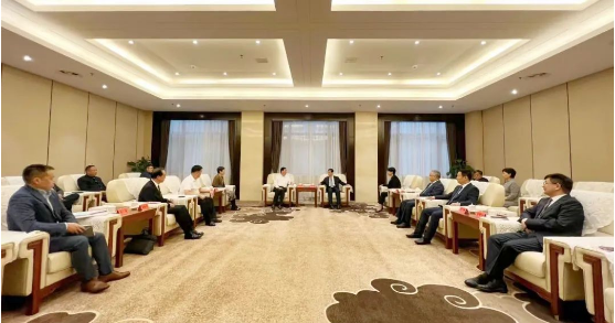 濮陽市委書記萬正峰在2023亞太涂料產業發展大會召開前夕會見了涂料行業的重要人物。與會者包括中國涂料工業協會會長劉普軍、名譽會長孫蓮英，以及來自多家涂料企業的高層代表。會議旨在加強合作關系，共同探討涂料產業的發展前景。
