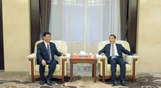 萬正峰書記在會見中指出，濮陽市地理位置優越，是豫東北地區的重要中心城市之一。近年來，濮陽市積極推動產業升級和轉型發展，形成了以石油化工、裝備制造、食品加工等為主導的產業體系。涂料產業作為其中的重要分支，正蓬勃發展。中國·濮陽綠色涂料產業園作為全國首家綠色涂料產業園，已吸引了眾多知名企業如展辰、東方雨虹、三棵樹、立邦等入駐，展現出廣闊的發展前景。
