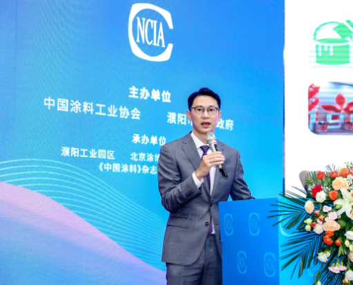 大會上，葉氏化工集團的行政總裁葉鈞先生發表了題為“傳統產業的新機遇”的精彩演講。他首先回顧了葉氏化工集團過去50年的發展歷程，該集團專注于化工行業，如今已成為全球最大的醋酸酯類溶劑廠商、中國排名第一的油墨生產商、中國領先的涂料制造商和汽車潤滑油品牌之一。然而，葉氏化工集團也積極應對中國經濟新階段的挑戰，采取了一系列措施，以謀求更大的發展突破。