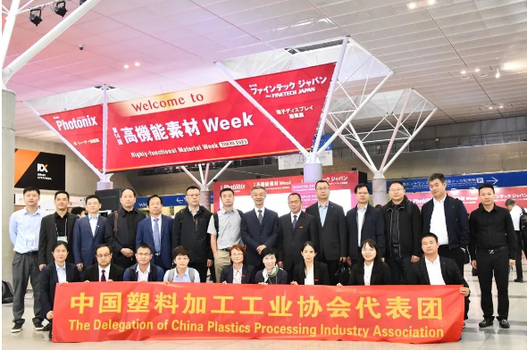 在展會(huì)參觀之后，代表團(tuán)前往參觀了一些中國(guó)塑協(xié)會(huì)員企業(yè)的展位，詳細(xì)了解了他們的展品、參展成果以及企業(yè)的生產(chǎn)經(jīng)營(yíng)情況。同時(shí)，代表團(tuán)鼓勵(lì)這些企業(yè)積極參與國(guó)際展會(huì)，以拓展海外市場(chǎng)、擴(kuò)大產(chǎn)品應(yīng)用領(lǐng)域，通過(guò)交流與合作不斷提升競(jìng)爭(zhēng)力。