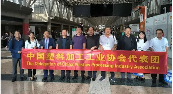 10月5日下午，BOPP薄膜專委會(huì)兼電池薄膜專委會(huì)的代表們參觀了在東京國(guó)際會(huì)展中心舉辦的“2023日本包裝產(chǎn)業(yè)展”，并與中國(guó)參展企業(yè)進(jìn)行了深入交流。他們討論了參展產(chǎn)品、生產(chǎn)技術(shù)以及市場(chǎng)發(fā)展等重要話題。