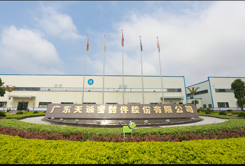 廣東天誠密封件股份有限公司，一家專注于生產(chǎn)汽車系列油封及橡膠密封件的企業(yè)，正在積極迎接新能源汽車時代的挑戰(zhàn)，并展現(xiàn)出強大的創(chuàng)新潛力。作為工信部認定的專精特新“小巨人”企業(yè)之一，廣東天誠在近年來不僅致力于科技創(chuàng)新和產(chǎn)品研發(fā)，還成功搶占了市場“風口”，成為多項國內(nèi)行業(yè)標準的制定者。