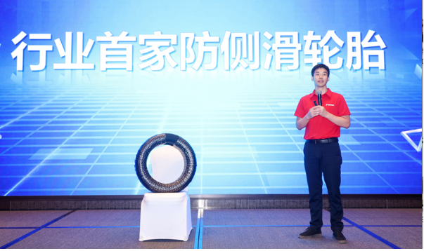 在此次發布會上，最令人矚目的是“行業首家防側滑輪胎”的發布。據介紹，每一款德國驛達輪胎均采用碳納米管高分子材料制造，這一材料的出色性能顯著提高了輪胎在高速行車急剎和濕滑路面過彎等高風險駕駛狀態下的安全性，為駕駛員提供更多的安全保障。碳納米管技術還實現了百米剎車制動在干地縮短4米，在濕地縮短5米的效果，提升了輪胎的性能。