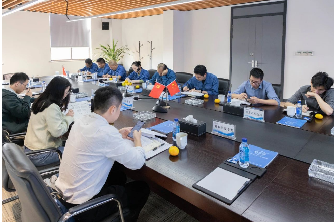 浙江省發展改革委員會社會研究室的陳靜靜、曾振偉一行于10月12日在嘉興市發改委、桐鄉市發改局領導陪同下前往浙江雙箭橡膠股份有限公司進行調研和指導。雙箭股份董事長沈耿亮以及副總裁郎洪峰的熱情接待并陪同座談。