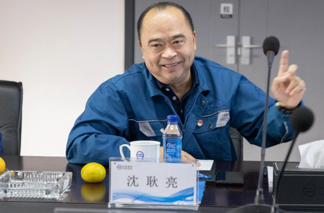 在座談會上，董事長沈耿亮熱烈歡迎領導一行的到來，并對省、市領導一直以來的關心和支持表示感激。圍繞著"兩業融合"的主題，他詳細介紹了公司的生產經營情況、各項投資項目的建設進展以及產業鏈的延伸發展規劃。沈董表示，政府對民營經濟的高度重視是企業穩步發展的動力。雙箭股份將繼續專注于主營業務，在物料輸送領域不斷深耕，積極響應省政府提出的"兩業融合"倡議，發揮龍頭企業的示范作用，緊抓發展機遇，提升市場競爭力和行業影響力，積極推動浙江民營企業參與構建新的發展格局。