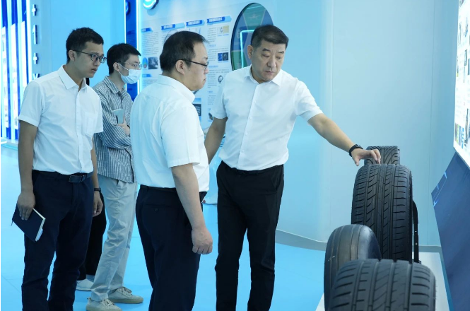 廣汽埃安新能源汽車股份有限公司副總經(jīng)理鄭純麒率領(lǐng)一支高層代表團(tuán)于10月12日上午前往黃埔輪胎進(jìn)行實(shí)地考察。黃埔輪胎總經(jīng)理王林龍親自接待了這次考察團(tuán)隊。