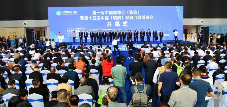 【炭黑產業網】10月16日消息，在第一屆中國建博會(臨朐)暨第十五屆中國(臨朐)家居門窗博覽會舉辦期間，榮基膠條總經理劉進容攜手廣東省門業協會執行會長徐生、秘書長饒德亮以及廣東省門業協會的會員代表，來到臨朐，展開了為期三天的山東考察之旅，旨在深入了解山東地區， 尤其是華東門窗市場的發展趨勢。