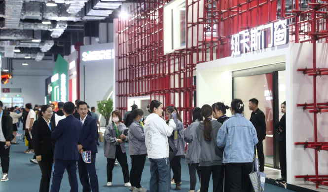 第一天，也就是10月12日，中國建博會(臨朐)以及中國(臨朐)家居門窗博覽會正式拉開帷幕。協會代表團應邀參加了開幕式，并親臨展會現場，積極參觀了各個展位。這次臨朐家居門窗博覽會集結了門窗產業鏈上、中、下游的700多家知名品牌企業，占地5.2萬平方米，展示了包括系統門窗、全鋁家居等在內的10多個門類產品。這一盛會可謂是對華東地區家居門窗行業全產業鏈產品布局的生動展示，呈現出該地區門窗市場的繁榮和潛力。