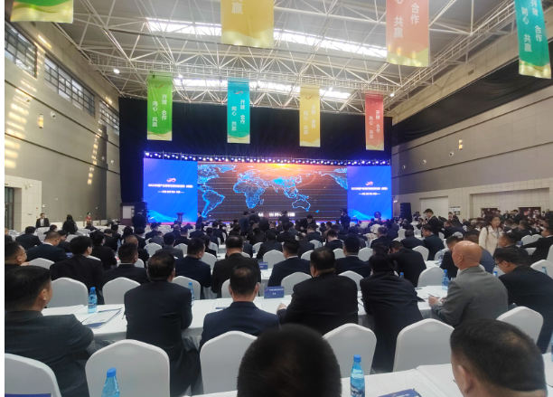 2023中國產業轉移發展對接活動(新疆)在昌吉市盛大開幕，這一活動的主題為“開放、合作、同心、共贏”。輪臺縣人民政府黨組成員、副縣長嵇重峰帶領縣商工局、招商服務局中心及11家企業15人參加活動，在會上，成功簽約了2個重要項目，合同金額高達30.5億元。