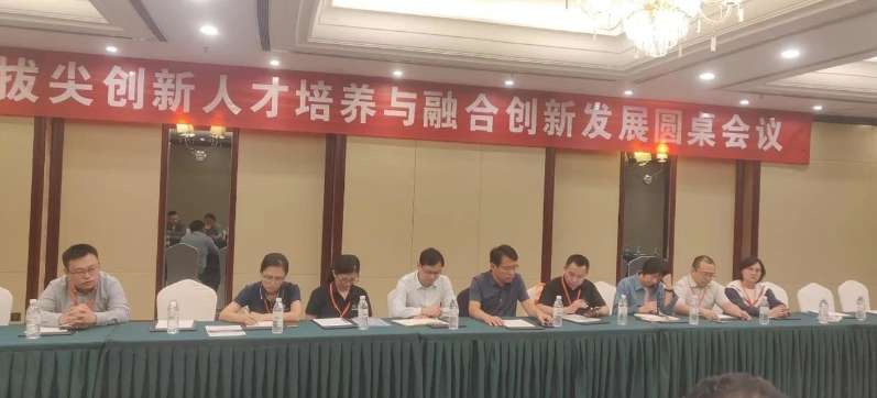 此外，論壇期間還召開了“拔尖創新人才培養與融合創新發展圓桌會議”，孫洪廣黨委書記主持了會議。與會代表，包括橡膠教研室的老師、知名企業家以及技術骨干等30余人，共同討論了學校卓越工程師培養模式、新型人才培養方案修訂、實訓基地建設等議題。通過激烈的討論，會議形成了10余條有益的建議。孫洪廣總結表示，學校和企業將繼續發揮各自的優勢，拓寬合作領域，未來在學科建設、教育培訓和科研合作等方面深化合作，為橡膠行業的高質量發展提供有力的支持。
