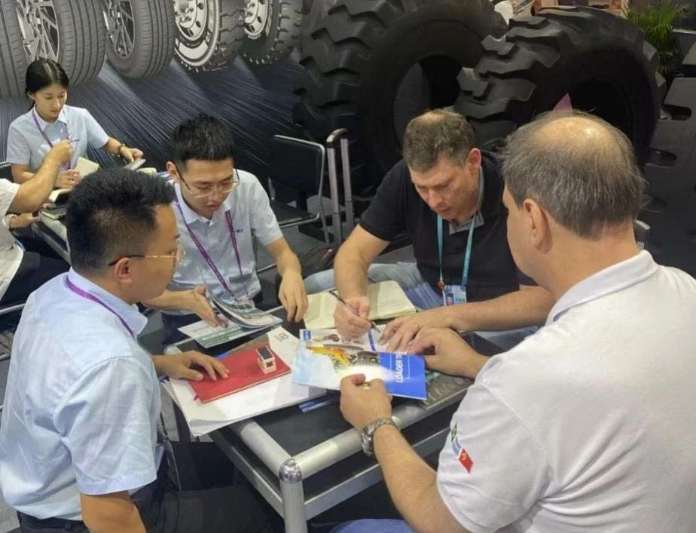 在廣交會展期內，棗礦橡膠的銷售團隊接待了約200名新老客戶，涵蓋了大約50個國家和地區。這些客戶對公司提供的全品類產品品質給予了高度評價，對其表現出極大的滿意度。