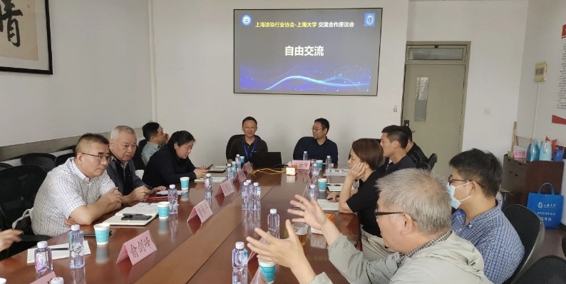 顏世峰主任對上海涂染協會的到訪表示熱烈歡迎，感謝協會對上海大學的信任。他介紹了材料學院高分子材料系的發展歷程、各科室的研究方向以及主要科研成果，提供了豐富的信息。