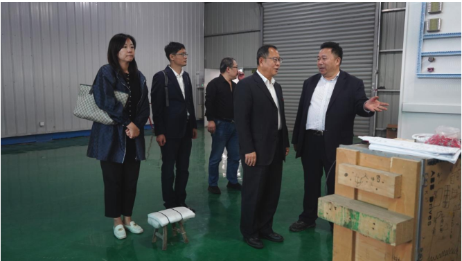 王占杰理事長一行還前往張家港市繁昌機械有限公司進行調研，得到了公司董事長倪玉標、總經理王炳輝、銷售總監賀曉杰等公司領導的陪同。他們一同參觀了公司的混配料設備生產裝配車間。