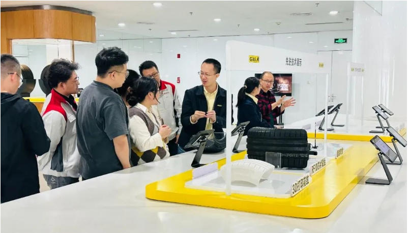 佳通輪胎在長城汽車的哈弗技術中心二樓展廳舉辦“佳通日”技術展會，旨在構建更緊密的合作關系，提升服務質量，并夯實雙方在未來市場的技術規劃和產品布局。這一活動為雙方提供了深入交流的機會，共同探討未來高質量發展的途徑。