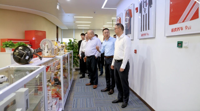 華誼集團黨委副書記兼總裁錢志剛率團隊前往途虎養車，與途虎養車公司創始人兼首席執行官陳敏會面。此次拜訪旨在探討雙方未來深化合作的機遇與前景。  