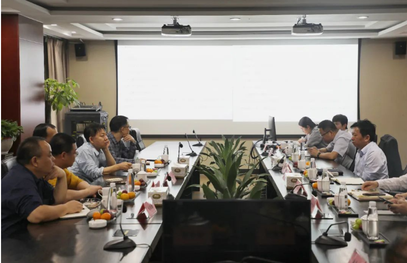 接下來，雙方深入討論了低氣味、低VOC密封條產品的開發，低動靜比耐老化減震材料開發，橡膠材料和金屬/塑料基材骨架的粘連性改善等技術難題，并與建新的技術團隊一同探討研究課題對實際生產技術的應用和提升，為建新提供了更多科研支持。