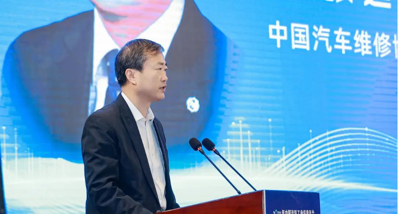 張延華也指出了發(fā)展機遇，特別是在電動化和數(shù)字化汽車產(chǎn)業(yè)的發(fā)展趨勢下，汽車修補漆業(yè)務(wù)仍有空間。他提到了二手車整備作為修補漆業(yè)務(wù)的新興市場，以及汽車個性化美容改裝等領(lǐng)域的發(fā)展機遇。因此，抓住這些機會，挖掘市場潛力，進行技術(shù)迭代和產(chǎn)品創(chuàng)新將有助于在競爭激烈的市場中取得優(yōu)勢地位。