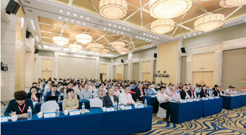 2023年合成橡膠行業(yè)發(fā)展大會暨專家委員會會議于2023年10月30日—11月1日在山東省青島市圓滿召開，來自100余家企業(yè)的近200名代表參加此次會議。中國合成橡膠工業(yè)協(xié)會會長梁愛民、名譽會長胡杰、監(jiān)事長齊潤通，以及副會長莊毅、龔光碧、姜朝陽和秘書長李迎等協(xié)會領(lǐng)導出席會議，李迎秘書長主持了會議。  此次大會由上海期貨交易所聯(lián)合主辦，國家橡膠與輪胎工程技術(shù)研究中心、上海好運物流有限公司、天津利安隆新材料股份有限公司等單位協(xié)辦。