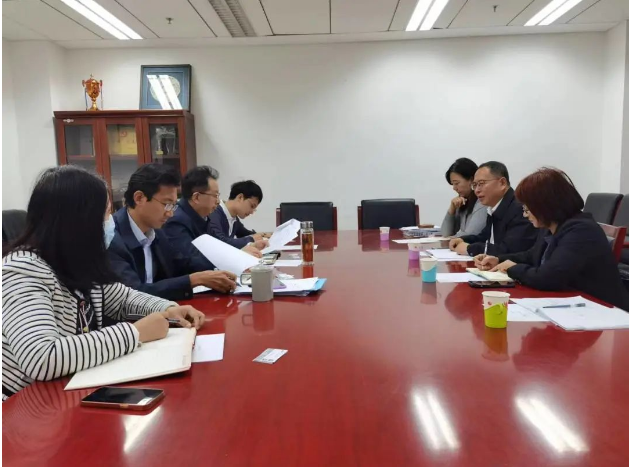 中國塑協(xié)理事長王占杰攜帶秘書長焦紅文、副秘書長兼經(jīng)濟(jì)合作部主任賈寧以及辦公室主任劉曉慧，于2023年11月2日拜會了工信部消費品工業(yè)司司長何亞瓊，雙方就推動塑料制品行業(yè)高質(zhì)量發(fā)展進(jìn)行了深入座談交流。