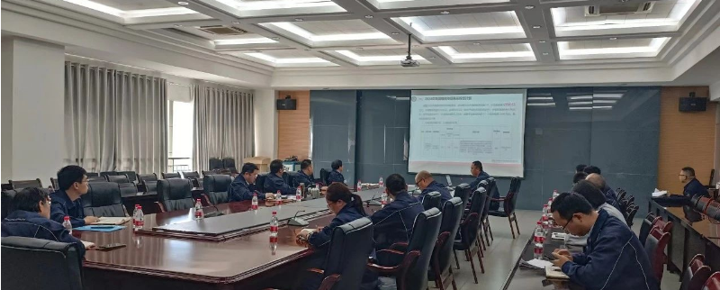 陜西延長石油集團橡膠有限公司舉行了二〇二三年第五次科技委員會會議。本次會議由延橡公司總經理兼科技委員會主任張航偉主持。