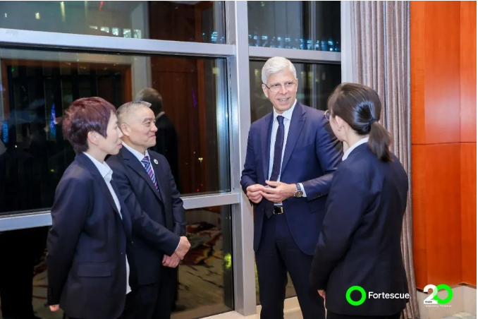 寶通科技與Fortescue me<i></i>tals Group的合作關系深厚，董事長包志方曾多次率團前往澳大利亞，與Fortescue在珀斯總部和黑德蘭港等地進行密切交流，留下了寶通交流團的足跡。Fortescue的現場團隊對寶通的技術和產品表示高度贊譽。在2023年，Fortescue的各團隊共三次前來寶通進行訪問，雙方就寶通全球化的現場服務以及新技術應用展開了更深入的探討。特別是在綠色生產和碳中和方面，寶通科技與Fortescue都堅定地擁有相同的理念和目標。