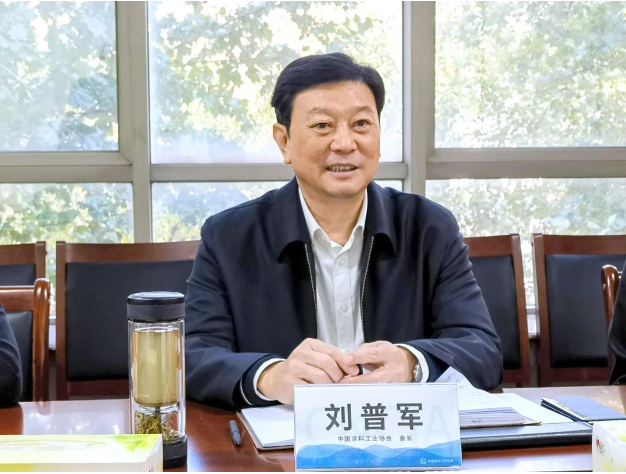 中國(guó)涂料工業(yè)協(xié)會(huì)會(huì)長(zhǎng)劉普軍在北京會(huì)見(jiàn)了江西省涂料行業(yè)協(xié)會(huì)會(huì)長(zhǎng)潘白日一行。雙方就如何促進(jìn)江西省涂料行業(yè)的發(fā)展以及未來(lái)中國(guó)涂料工業(yè)協(xié)會(huì)與地方涂協(xié)的合作等問(wèn)題展開(kāi)了深入交流。
