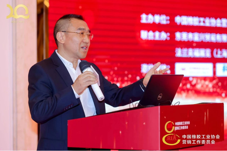 接下來，上一任中橡協(xié)副會長兼營銷工委理事長朱仁恩做近一年主要工作報告。同時寄語新一屆理事會團(tuán)結(jié)一心，共同努力，開辟中國輪胎經(jīng)銷商行業(yè)新局面。