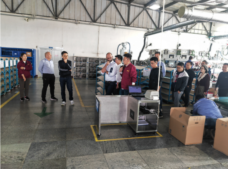在潤達工廠，千里行集團董事長任欽武與上海分公司負責人Wilson向迪卡儂團隊全面介紹了千里行集團的發(fā)展歷程及未來方向。隨后集團分管人力資源的副總Boris分享了Human項目，展示了集團以人為本的發(fā)展理念。以及千里行在自主化管理取得的相關成績，其中SSE/HRP/QA都已取得迪卡儂自主化管理認證，提高了企業(yè)內(nèi)部的管理水平，與迪卡儂的發(fā)展理念更加契合。