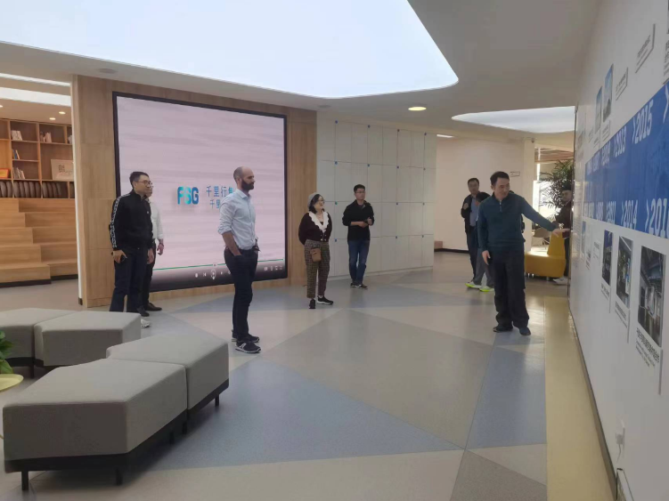 千里行集團迪卡儂團隊展示了注塑鞋的設計創(chuàng)新、綠色減碳等發(fā)展規(guī)劃，并共同確定DIP項目將持續(xù)向前發(fā)展。在千里行學院，迪卡儂團隊深刻感受到了千里行對員工的關懷和企業(yè)文化的濃厚氛圍，與迪卡儂的“人是核心”理念不謀而合。