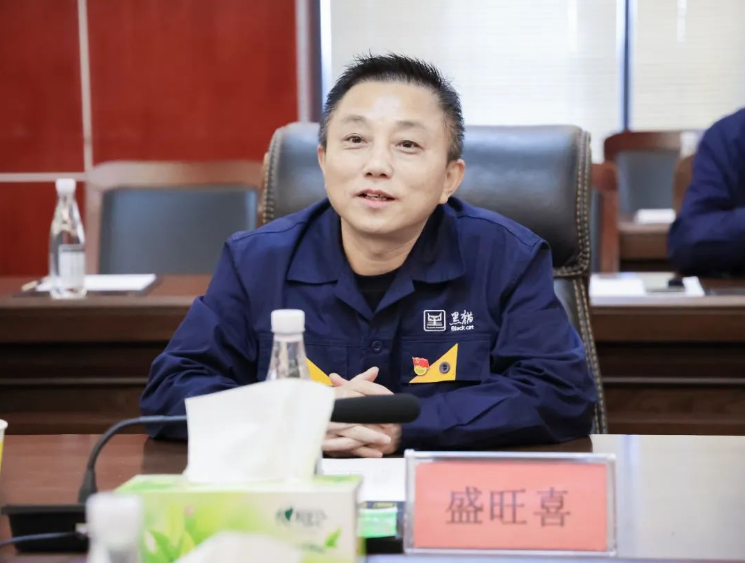 座談會上，盛旺喜對清徐縣政府及山西亞鑫能源集團一行的到來表示熱烈歡迎，并對清徐縣委、縣政府及經(jīng)濟開發(fā)區(qū)對太原黑貓的關(guān)心表示感謝。他強調(diào)了集團導(dǎo)電、橡膠等前端性化工制造的發(fā)展方向，并希望雙方未來能夠進一步加強合作，充分發(fā)揮資源優(yōu)勢互補，為企業(yè)的全方位、前瞻性發(fā)展謀劃好戰(zhàn)略，布局好發(fā)展。