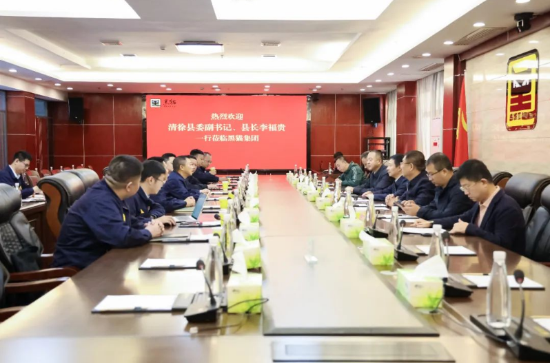 賈永明介紹了亞鑫能源集團的基本情況，并表示與太原黑貓多年來已經(jīng)建立了深厚的合作基礎(chǔ)。他希望雙方能夠持續(xù)深化戰(zhàn)略合作關(guān)系，進一步發(fā)揮資源共享的優(yōu)勢，在高端化、智能化、綠色化、集成化精細(xì)化工、尖端產(chǎn)品和先進技術(shù)等領(lǐng)域找到更多合作切入點，促進雙方實現(xiàn)跨越式發(fā)展。雙方在座談會上還就其他方面的合作進行了深入交流。