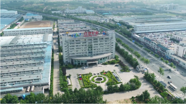 在這三家輪胎企業(yè)中，玲瓏輪胎在推動(dòng)企業(yè)可持續(xù)發(fā)展方面走在了前列。為提升企業(yè)ESG競(jìng)爭(zhēng)力，玲瓏輪胎積極推動(dòng)可持續(xù)天然橡膠發(fā)展，于2022年成為中國(guó)大陸首家加入“全球可持續(xù)天然橡膠平臺(tái)(GPSNR)”的輪胎企業(yè)。這一舉措為該企業(yè)在輪胎產(chǎn)業(yè)和技術(shù)方面帶來了先發(fā)性和可持續(xù)性的優(yōu)勢(shì)。