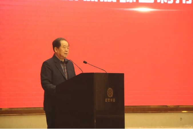  中橡協(xié)廢橡膠綜合利用分會(huì)理事長(zhǎng)呂務(wù)民在開(kāi)場(chǎng)致辭中，基于廢橡膠綜合利用行業(yè)現(xiàn)狀，以“加快轉(zhuǎn)型升級(jí)實(shí)踐高質(zhì)量發(fā)展”為主題，提出了化解原材料壓力、樹(shù)立品牌意識(shí)、加快綠色轉(zhuǎn)型、加強(qiáng)溝通穩(wěn)定市場(chǎng)等方面的建議。