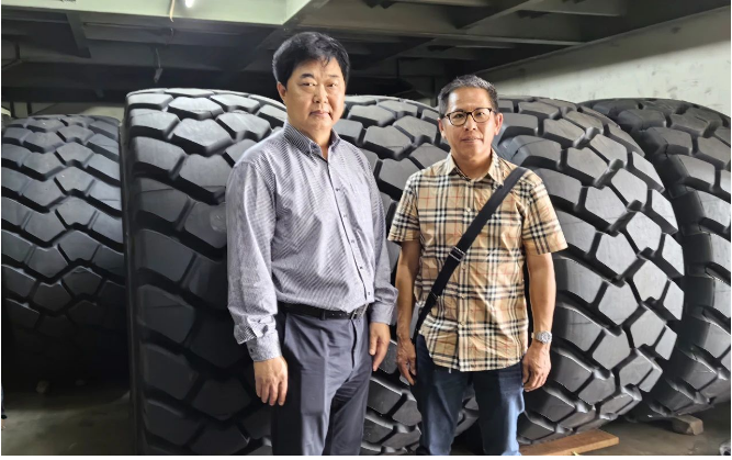 尚吉永主席向對方介紹了萬達集團的發展狀況以及萬達寶通輪胎產品的優勢。他充分肯定了當前的合作成果，并表達了對未來合作的信心。尚主席表示希望未來雙方能夠繼續密切合作，力爭在2024年實現銷量翻番。此次交流為萬達寶通輪胎在東南亞市場的推廣以及合作資源的拓展奠定了堅實基礎，有望為其在東南亞市場的快速發展提供有力支持，助力萬達集團更快速地拓展國際市場。