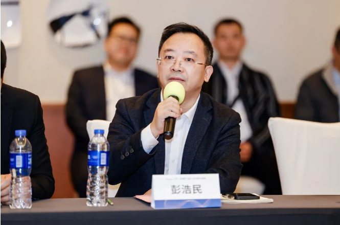 彭浩民表示，近年來，隨著國家環保政策的不斷升級和“雙碳”戰略的推進，粉末涂料的發展空間顯著擴大。然而，國內粉末涂料企業眾多，產能過剩、同質化嚴重、研發不足等問題也制約了行業的發展。彭浩民呼吁借助買化塑峰會平臺，與在座各位行業精英共同探討未來的發展方向，推動粉末涂料行業良性可持續發展。
