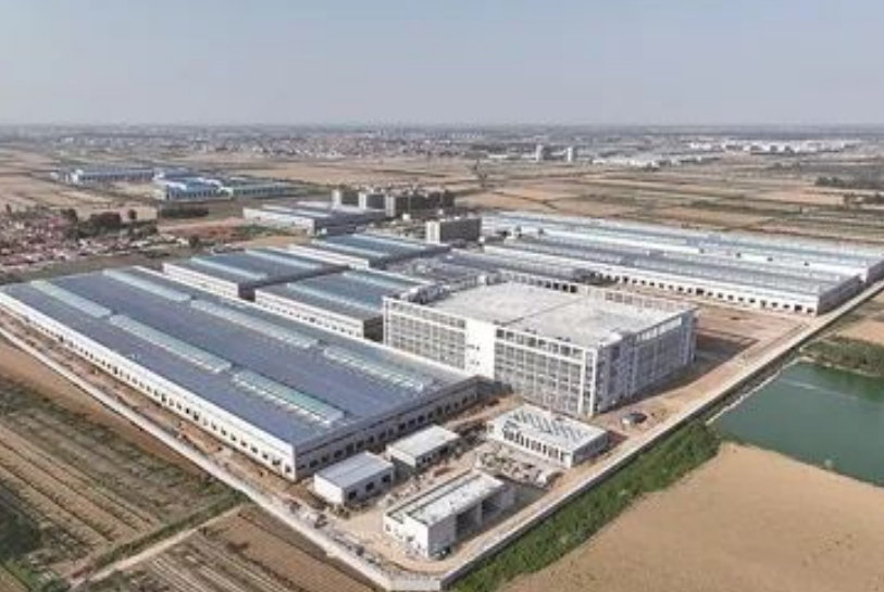 近期，青島東橡科技新材料項目二期的建設現(xiàn)場熱火朝天，隨著冬日的降臨，工人們緊鑼密鼓地進行內(nèi)部裝修、設備安裝調(diào)試以及廠區(qū)硬化等工程，呈現(xiàn)出一派繁忙的景象。