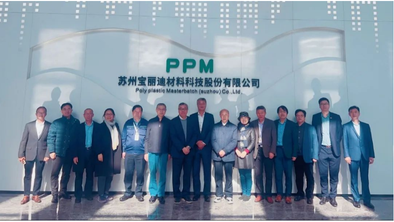 同日下午，研究院常務副院長楊軍輝主持了三位專家的特邀學術報告，包括北京服裝學院博士生導師王銳教授、東華大學材料學院教授委員會會員、博士生導師張青紅教授以及國家先進功能纖維創新中心主任、教授級高級工程師王玉萍主任。他們分享了最新的研究成果和行業發展動向，與會人員積極提問，交流氛圍濃厚。